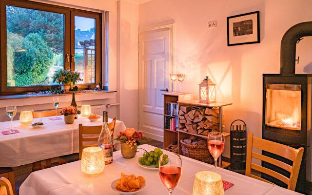 Kaminfeuer, Wein und Trauben im Hotel Nussbaum in Ratingen