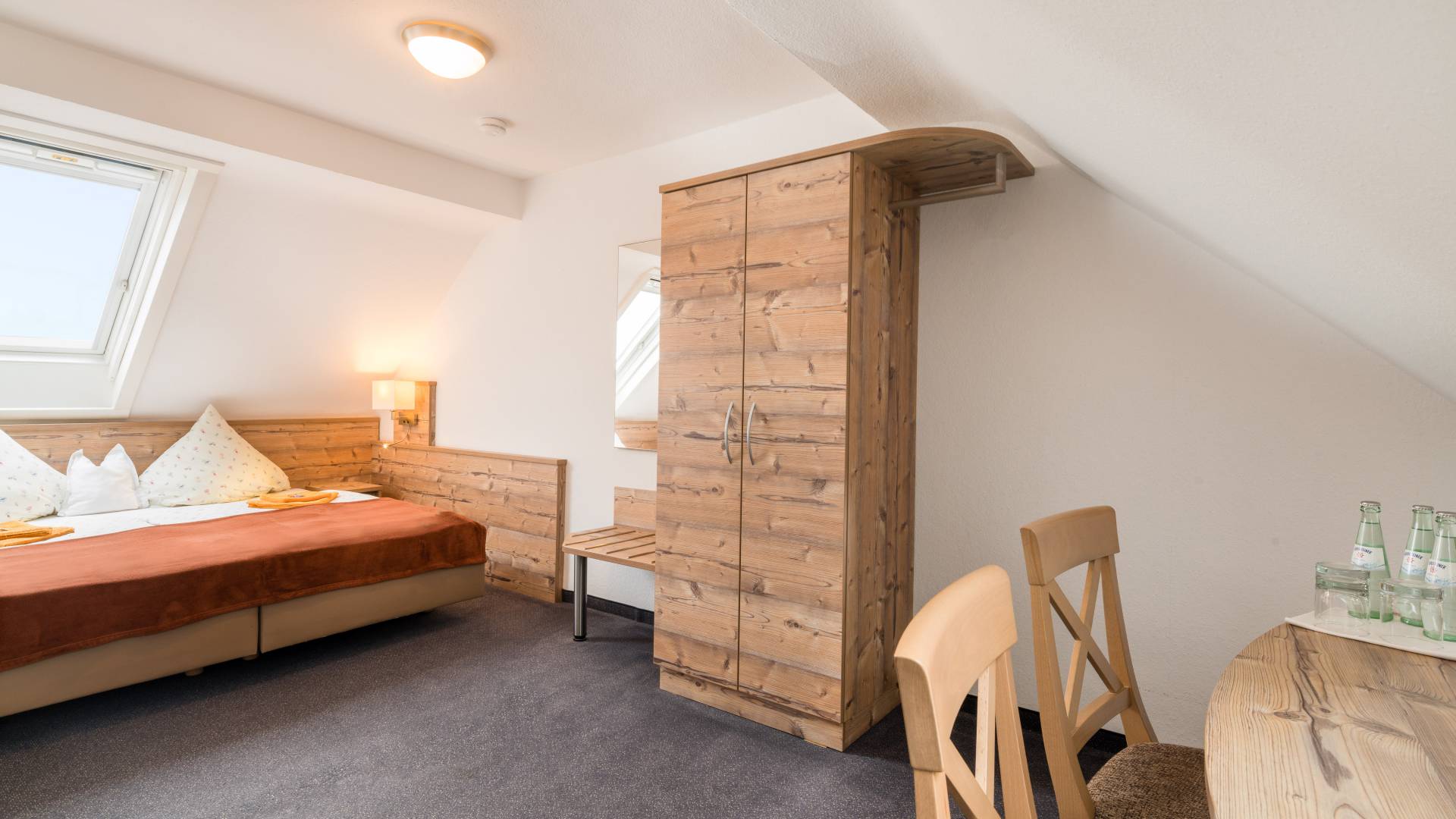 Zimmer mit Dachschräge, Bett, Schreibtisch und Schrank,Hotel Nussbaum, Ratingen-Hösel